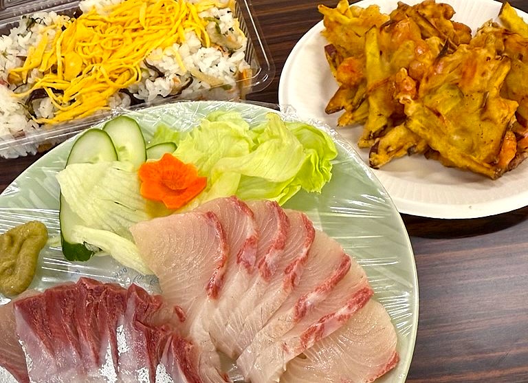 地元のお母さん方が作ってくれた料理